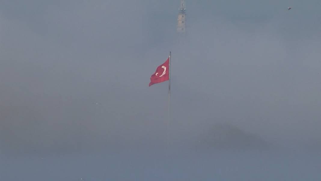 İstanbul Boğazı'nı sis yuttu vapur seferleri iptal oldu 17